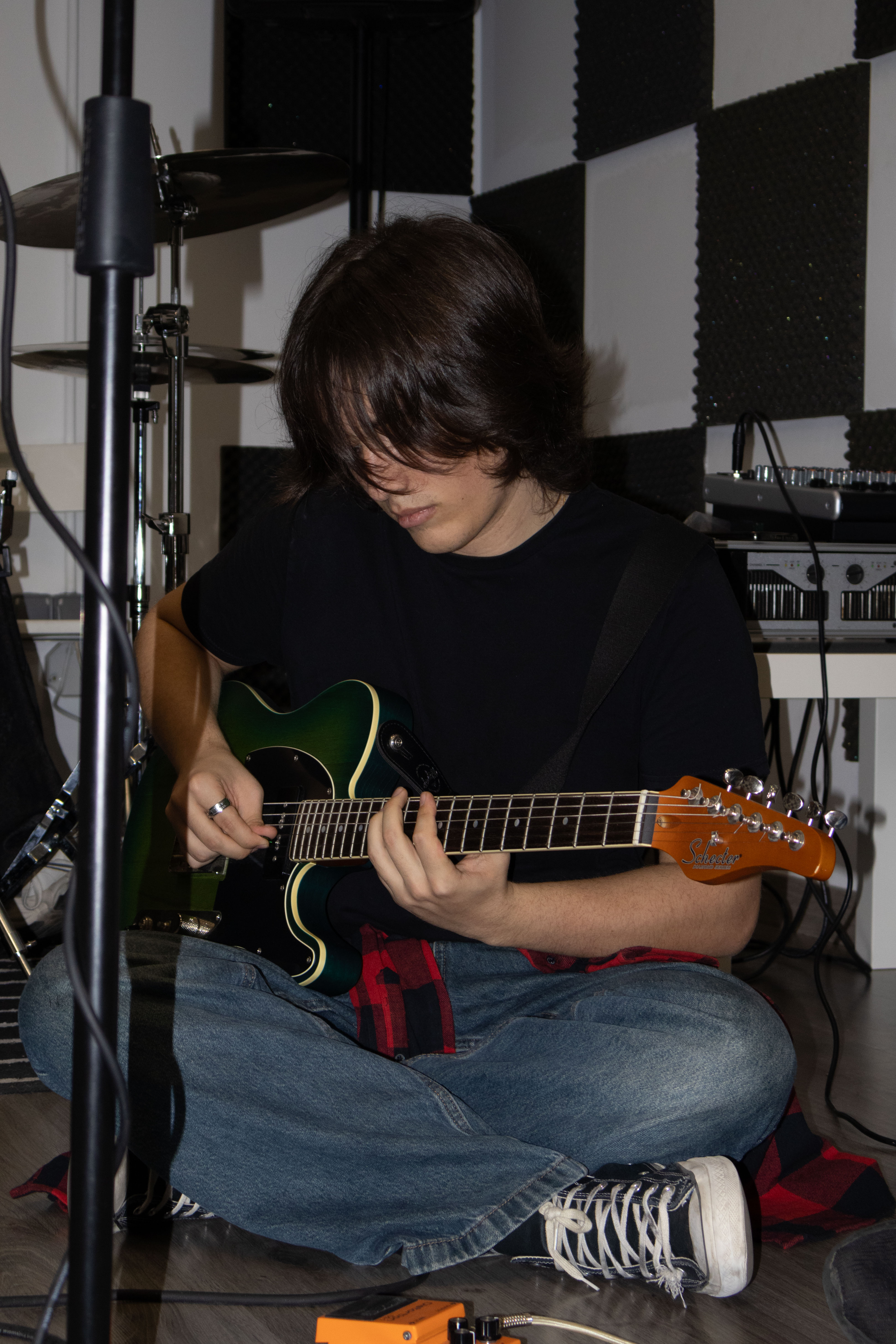 LOHEN tocando la guitarra