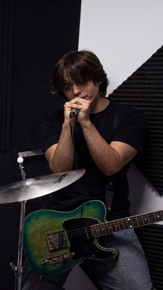 Luis Omar Huertas Escalante - Vocals & Guitar